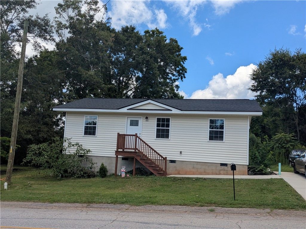 901 E South 1st Street, Seneca, SC 29678