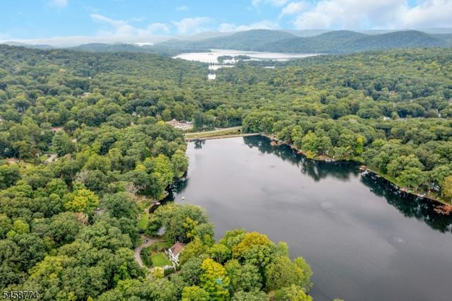 15 Hillside Rd, Ringwood Boro, NJ 07456
