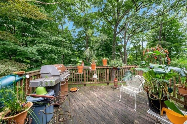 15 Hillside Rd, Ringwood Boro, NJ 07456