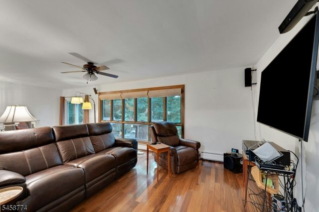 15 Hillside Rd, Ringwood Boro, NJ 07456