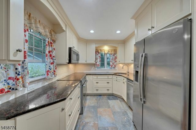 15 Hillside Rd, Ringwood Boro, NJ 07456