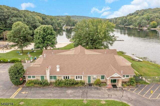 15 Hillside Rd, Ringwood Boro, NJ 07456