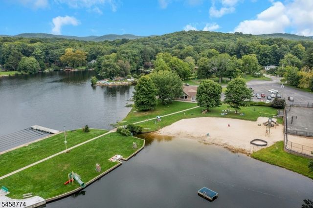 15 Hillside Rd, Ringwood Boro, NJ 07456