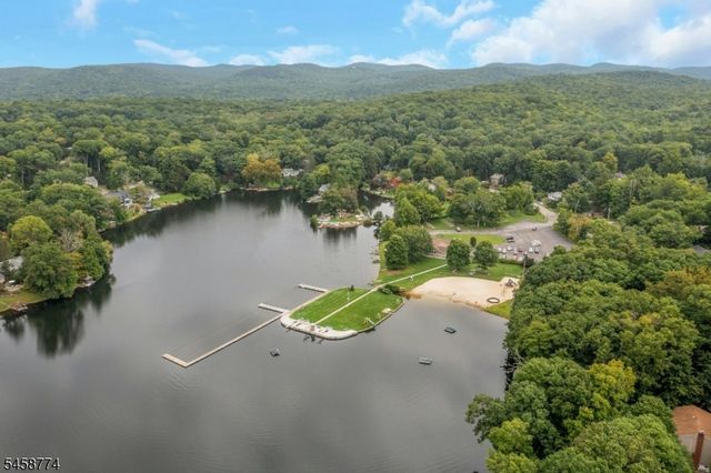 15 Hillside Rd, Ringwood Boro, NJ 07456