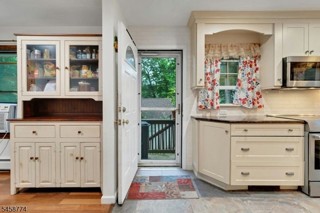 15 Hillside Rd, Ringwood Boro, NJ 07456