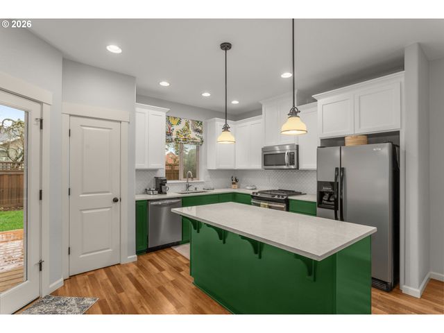 19195 CENTRAL POINT Rd, Oregon City, OR 97045