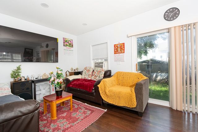 2 Kosta St, Worcester, MA 01607