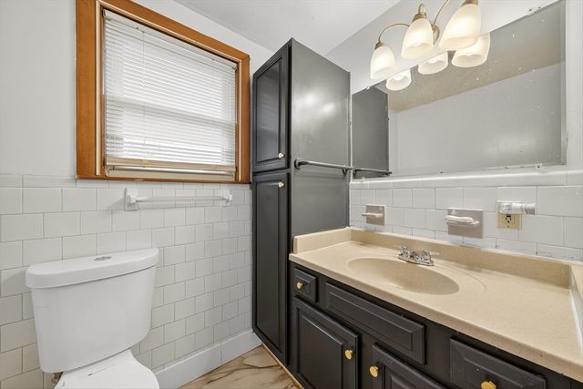 33 Isleboro St, Worcester, MA 01606