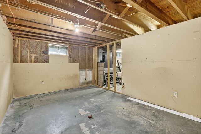 33 Isleboro St, Worcester, MA 01606