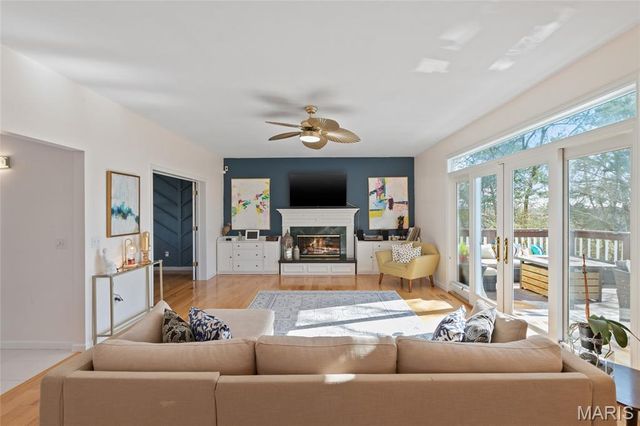 4901 Sunset Oaks Lane, St Louis, MO 63128