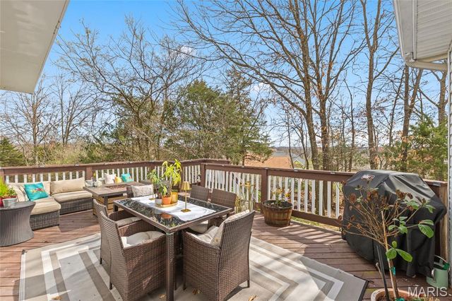 4901 Sunset Oaks Lane, St Louis, MO 63128