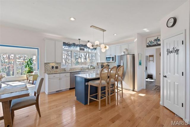 4901 Sunset Oaks Lane, St Louis, MO 63128