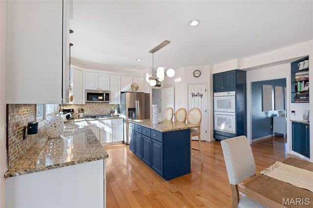 4901 Sunset Oaks Lane, St Louis, MO 63128