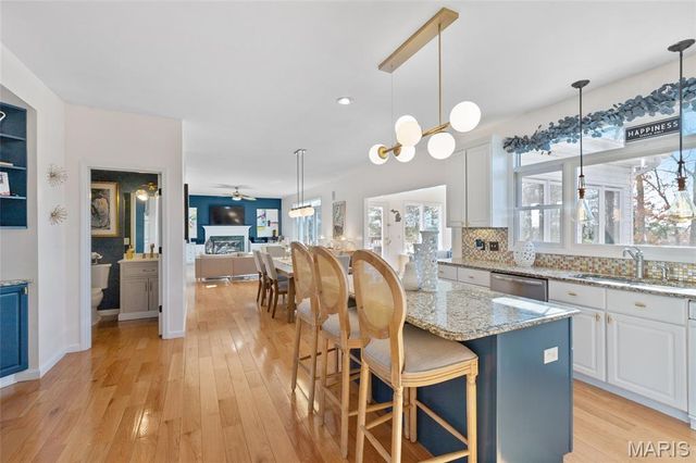 4901 Sunset Oaks Lane, St Louis, MO 63128