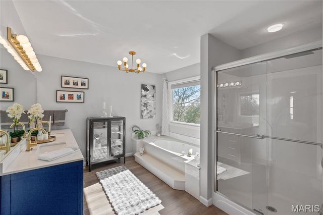 4901 Sunset Oaks Lane, St Louis, MO 63128