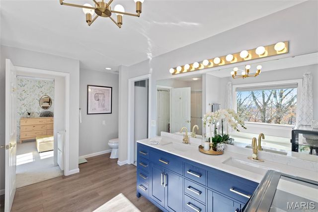 4901 Sunset Oaks Lane, St Louis, MO 63128