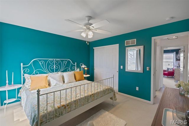 4901 Sunset Oaks Lane, St Louis, MO 63128