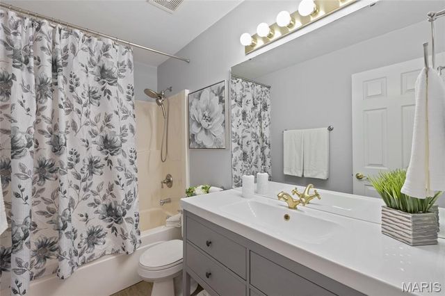 4901 Sunset Oaks Lane, St Louis, MO 63128