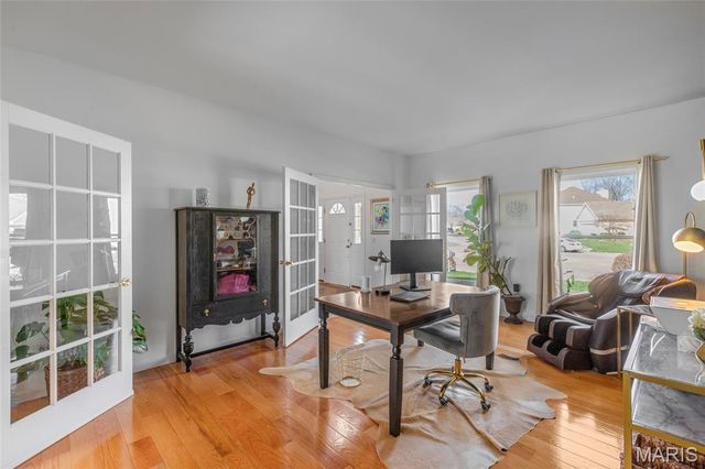 4901 Sunset Oaks Lane, St Louis, MO 63128