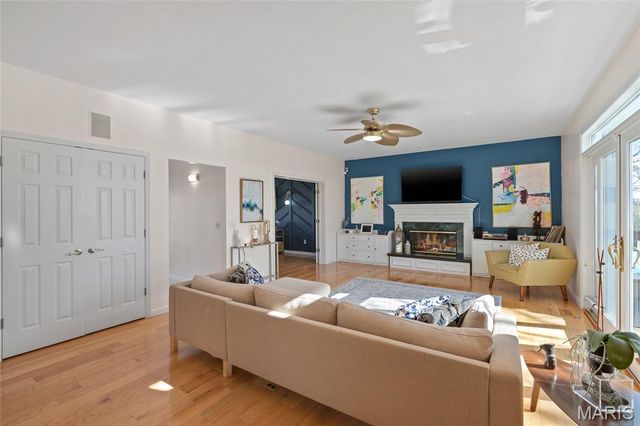 4901 Sunset Oaks Lane, St Louis, MO 63128