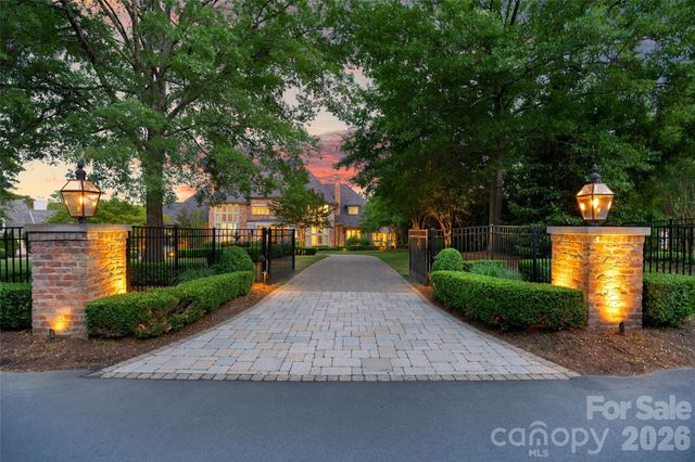 4536 Parview Drive N, Charlotte, NC 28226
