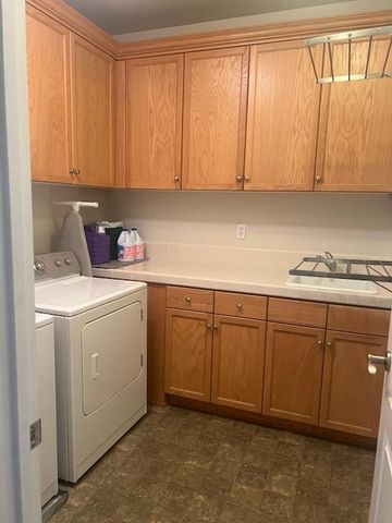 9245 Pinehurst Dr, Roseville, CA 95747