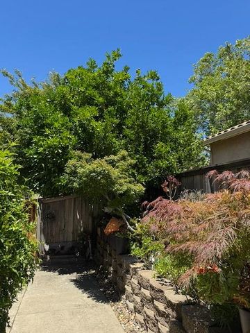 9245 Pinehurst Dr, Roseville, CA 95747