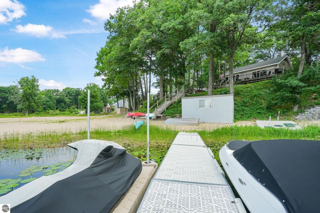 8303 W Sapphire, Lake City, MI 49651