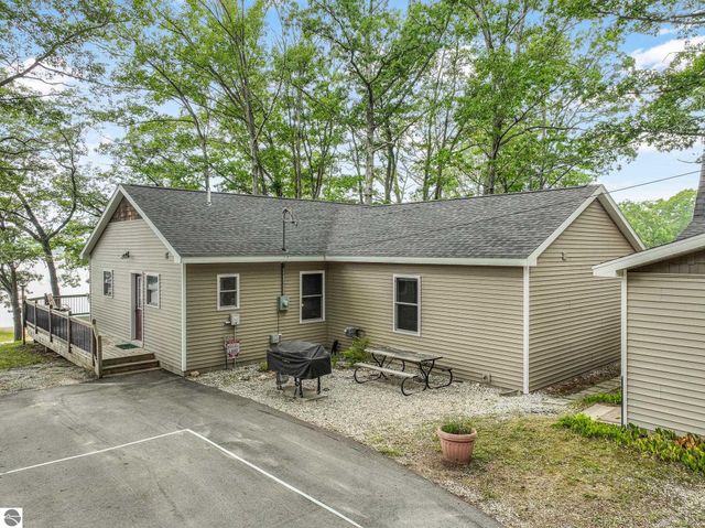 8303 W Sapphire, Lake City, MI 49651