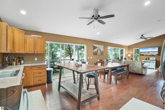 8303 W Sapphire, Lake City, MI 49651