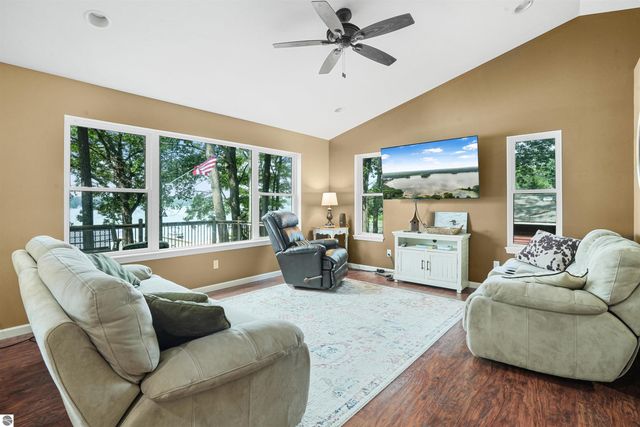 8303 W Sapphire, Lake City, MI 49651