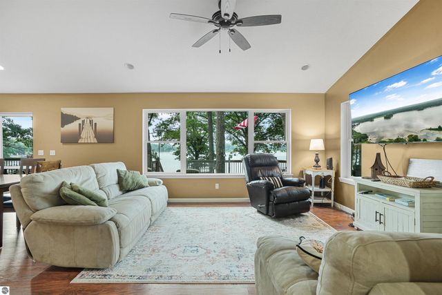 8303 W Sapphire, Lake City, MI 49651