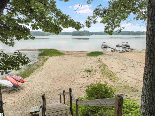 8303 W Sapphire, Lake City, MI 49651