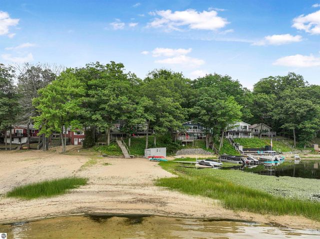 8303 W Sapphire, Lake City, MI 49651