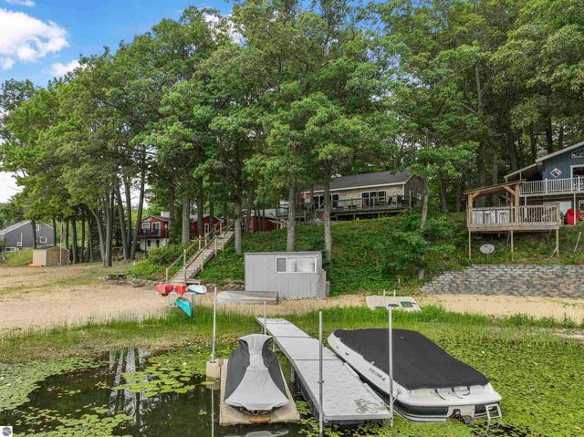 8303 W Sapphire, Lake City, MI 49651