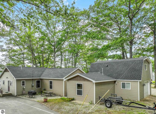 8303 W Sapphire, Lake City, MI 49651