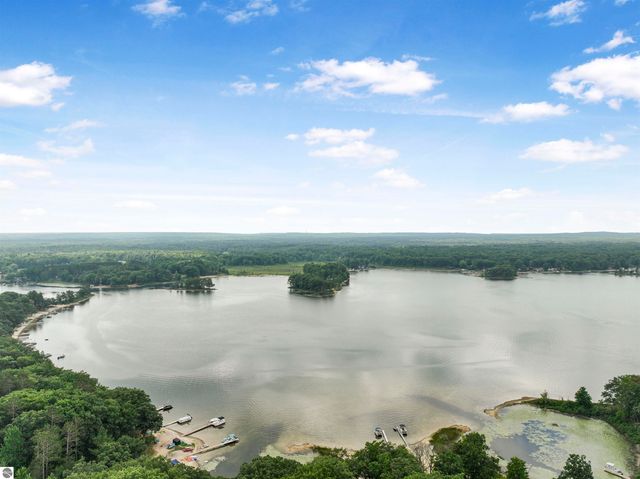 8303 W Sapphire, Lake City, MI 49651