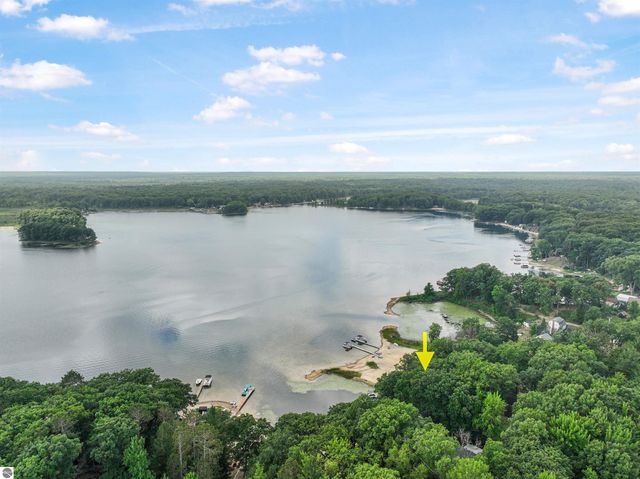 8303 W Sapphire, Lake City, MI 49651