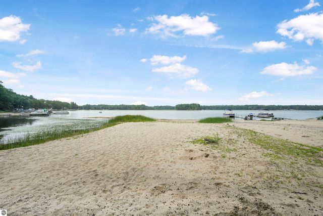 8303 W Sapphire, Lake City, MI 49651