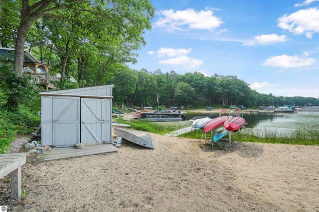 8303 W Sapphire, Lake City, MI 49651