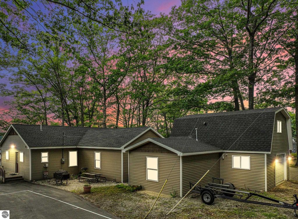 8303 W Sapphire, Lake City, MI 49651