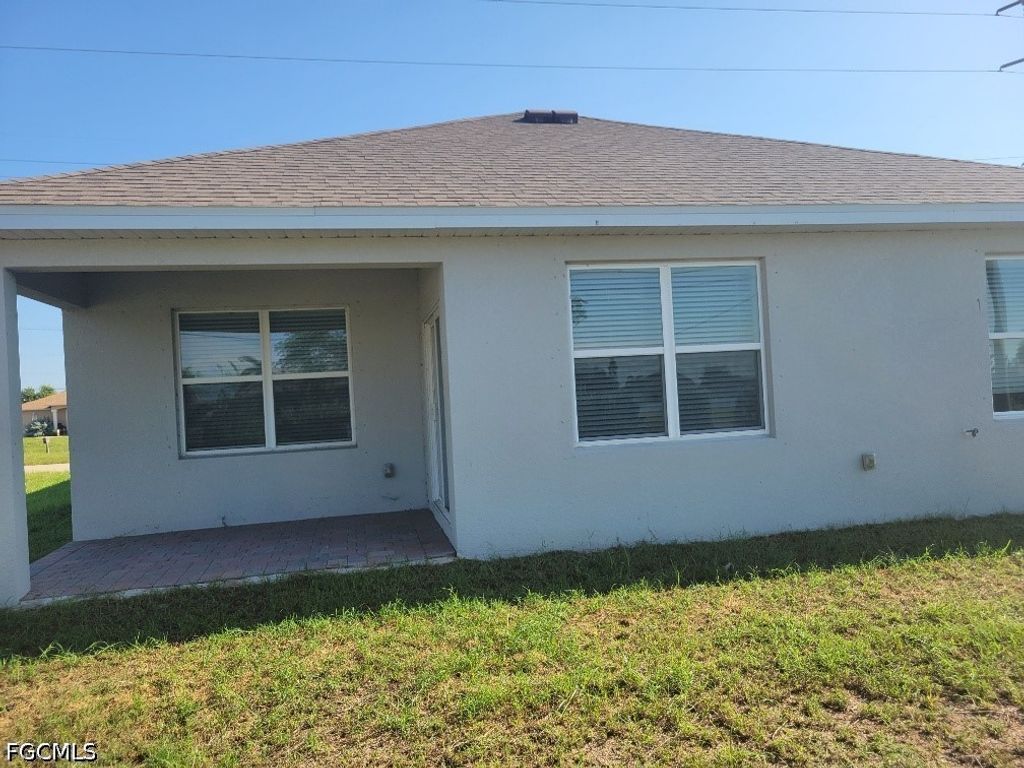 Image 10 of property listing at 334 Kismet PKWY E, Cape Coral, FL 33909