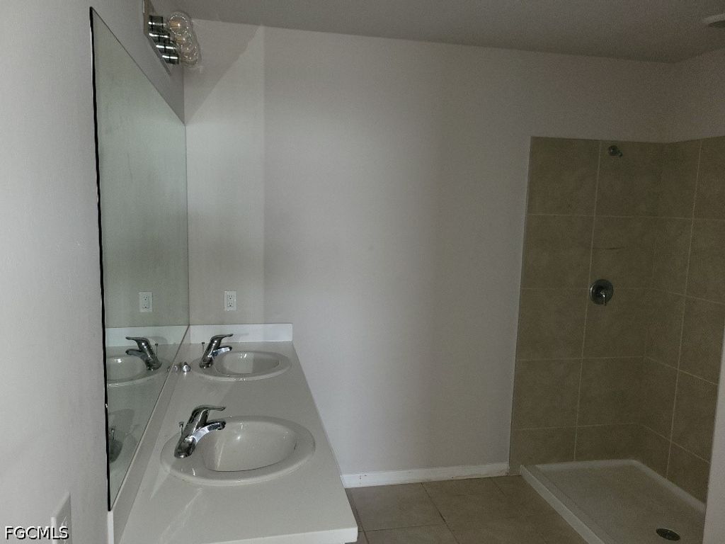 Image 4 of property listing at 334 Kismet PKWY E, Cape Coral, FL 33909