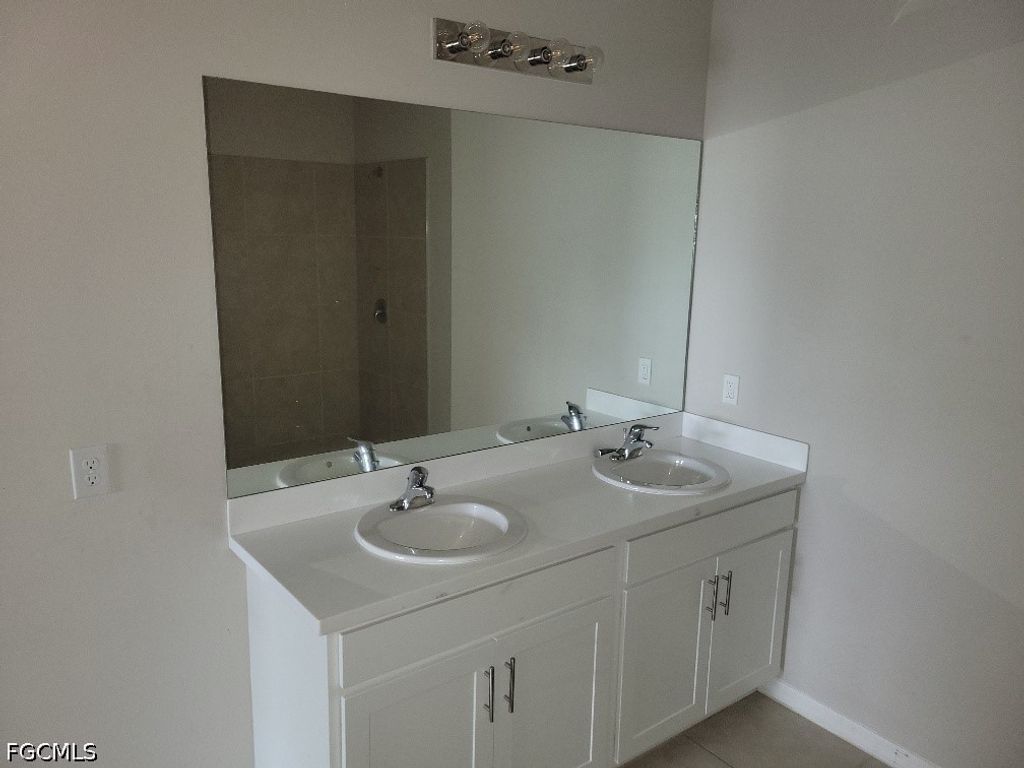 Image 5 of property listing at 334 Kismet PKWY E, Cape Coral, FL 33909