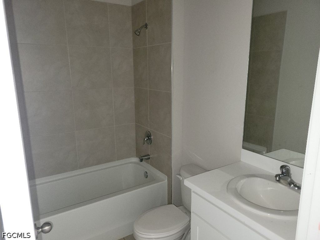 Image 6 of property listing at 334 Kismet PKWY E, Cape Coral, FL 33909