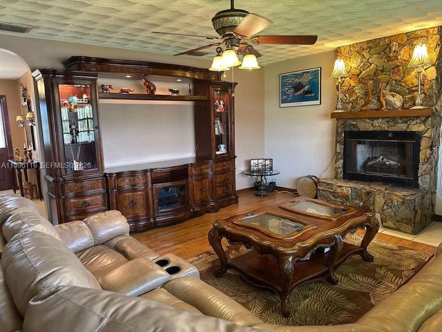 18901 SW 63rd St, Southwest Ranches, FL 33332