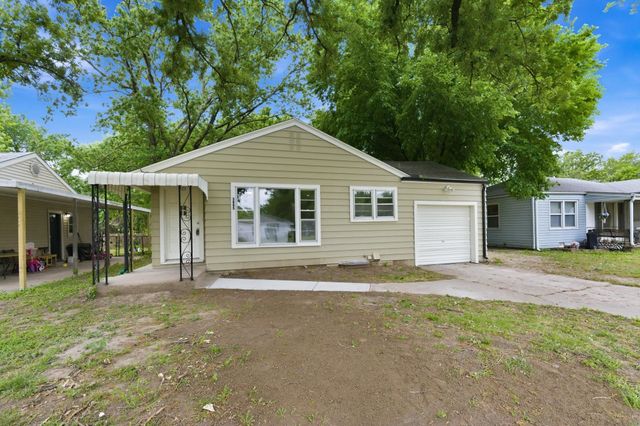 3005 E Southfork Ct, Wichita, KS 67216