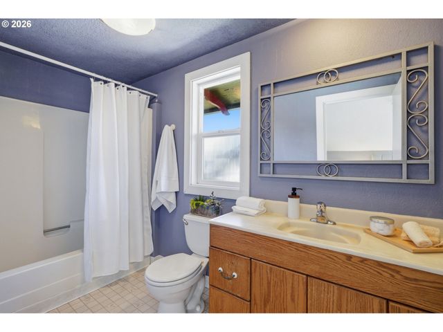 1326 Ne 73RD Ave, Portland, OR 97213