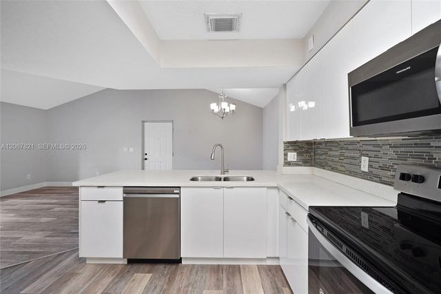 18840 NW 57th Avenue 306, Hialeah, FL 33015