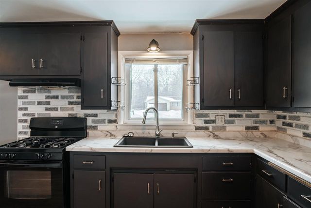 1127 CARDINAL LANE, Howard, WI 54313